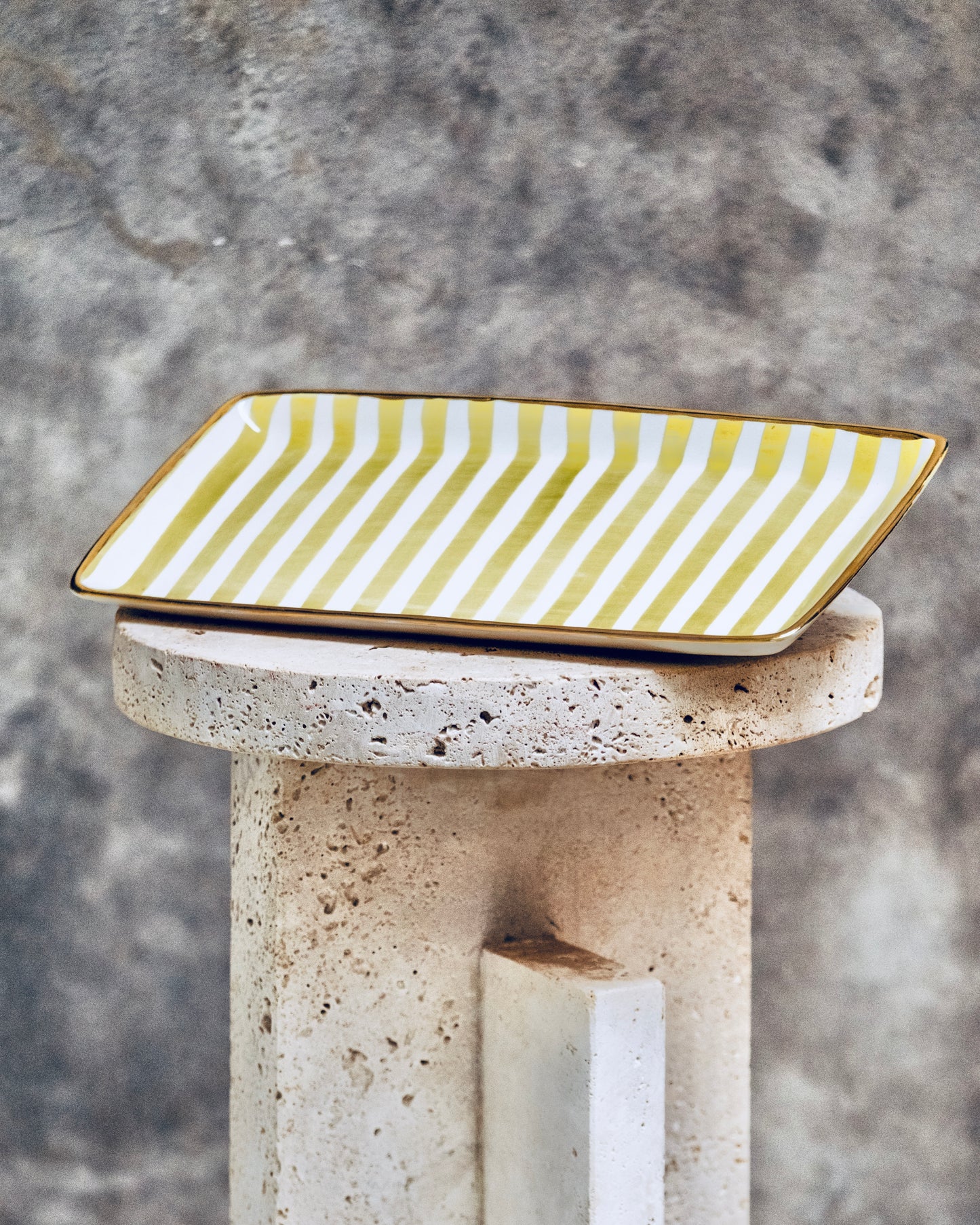 Plateau rectangulaire avec contour doré peint à la main