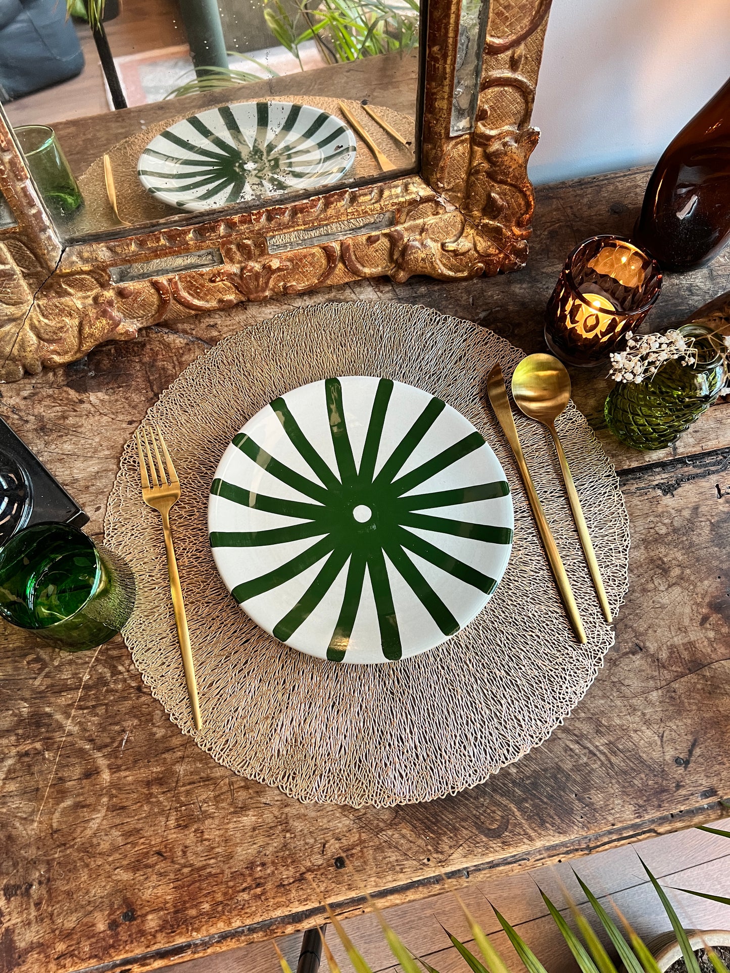 Petite assiette ronde peinte à la main