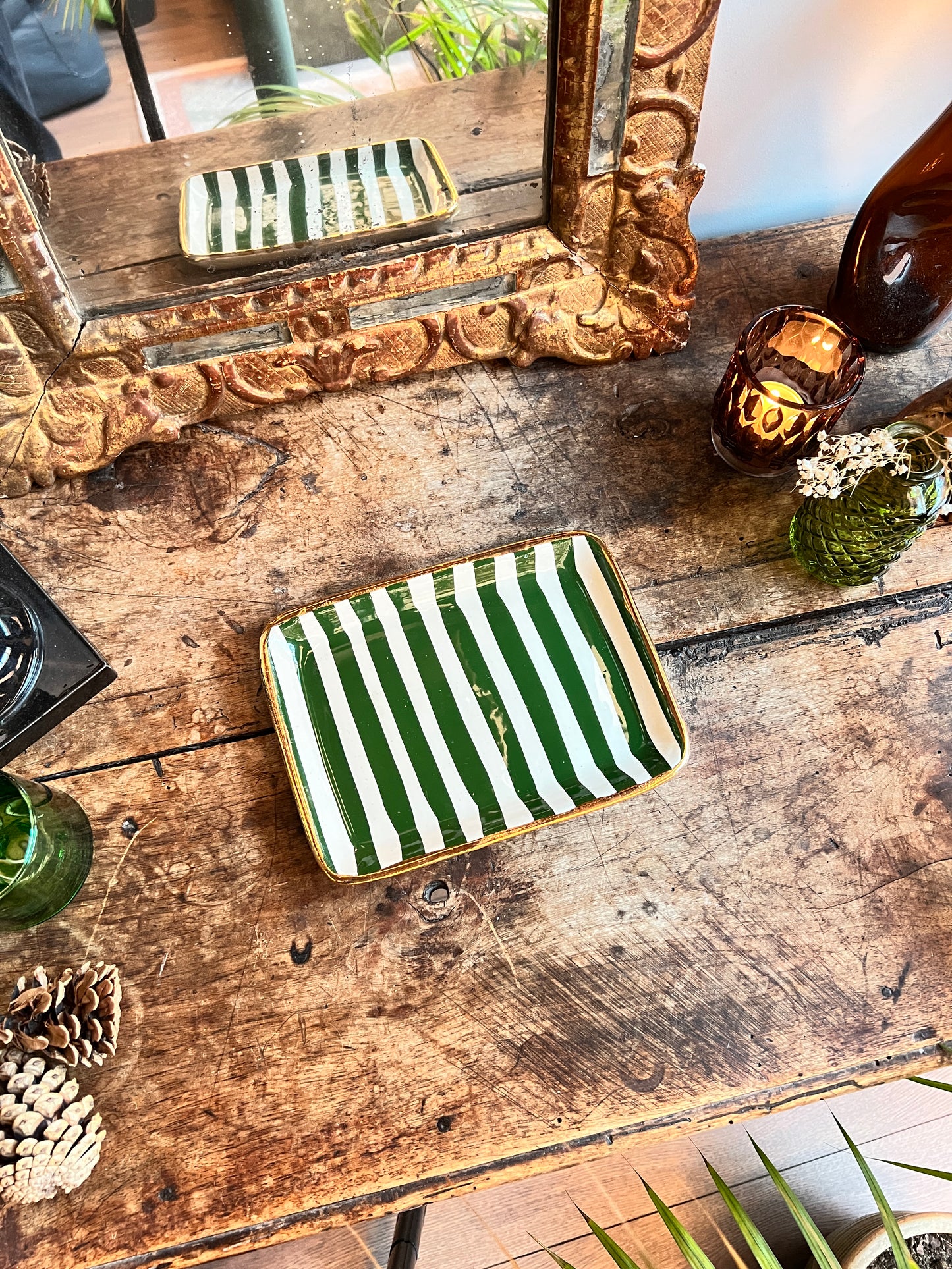 Petit plateau rectangulaire avec contour doré peint à la main