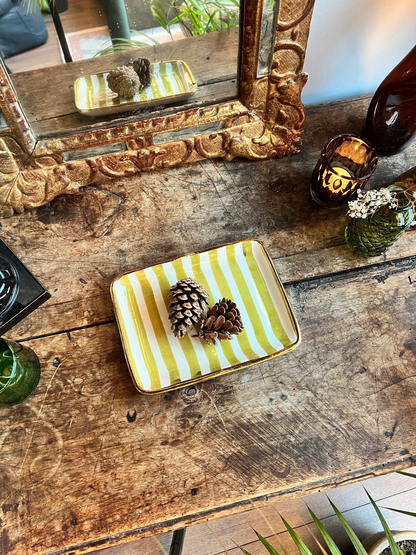 Petit plateau rectangulaire avec contour doré peint à la main