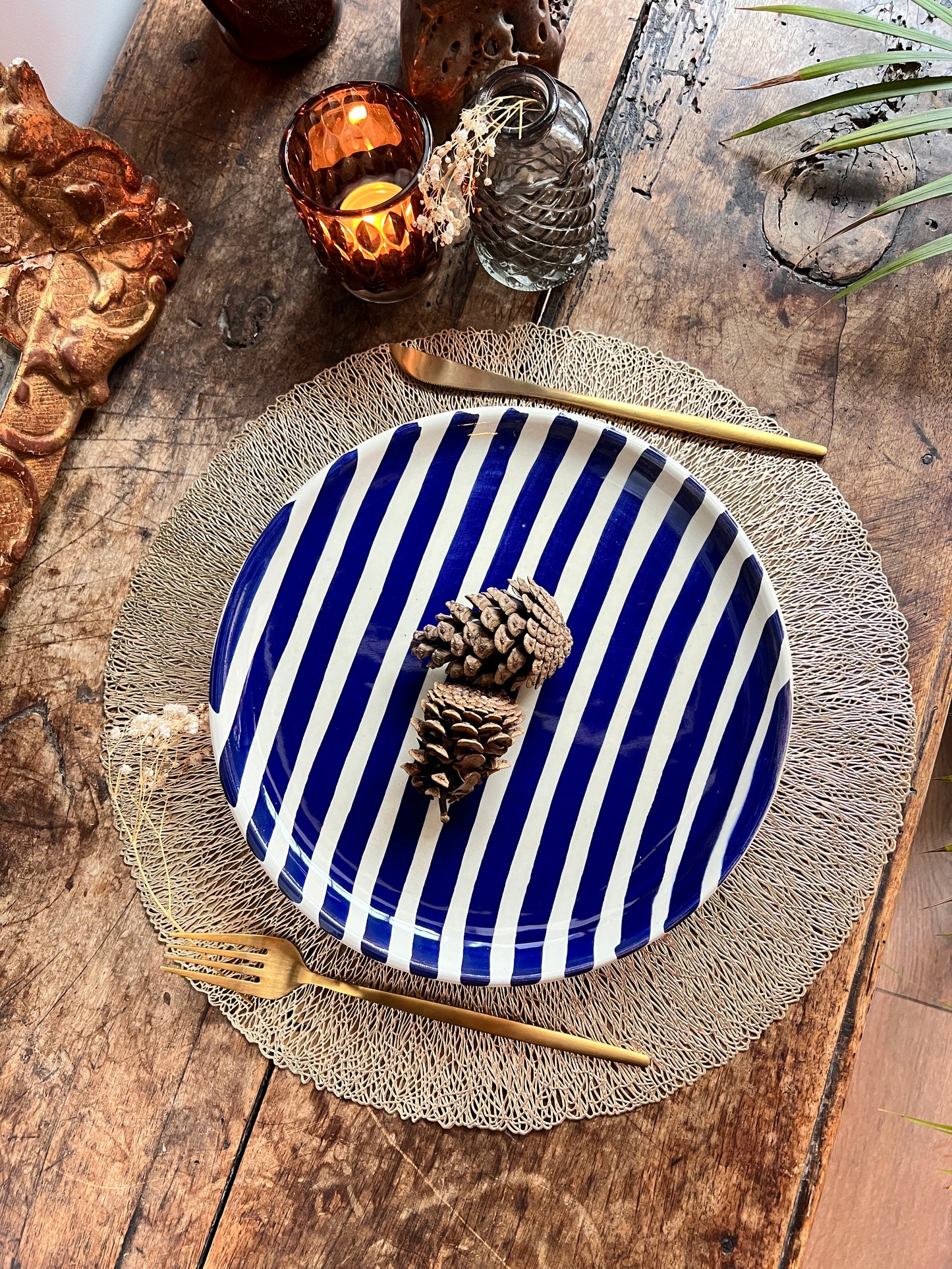 Grande assiette ronde peinte à la main