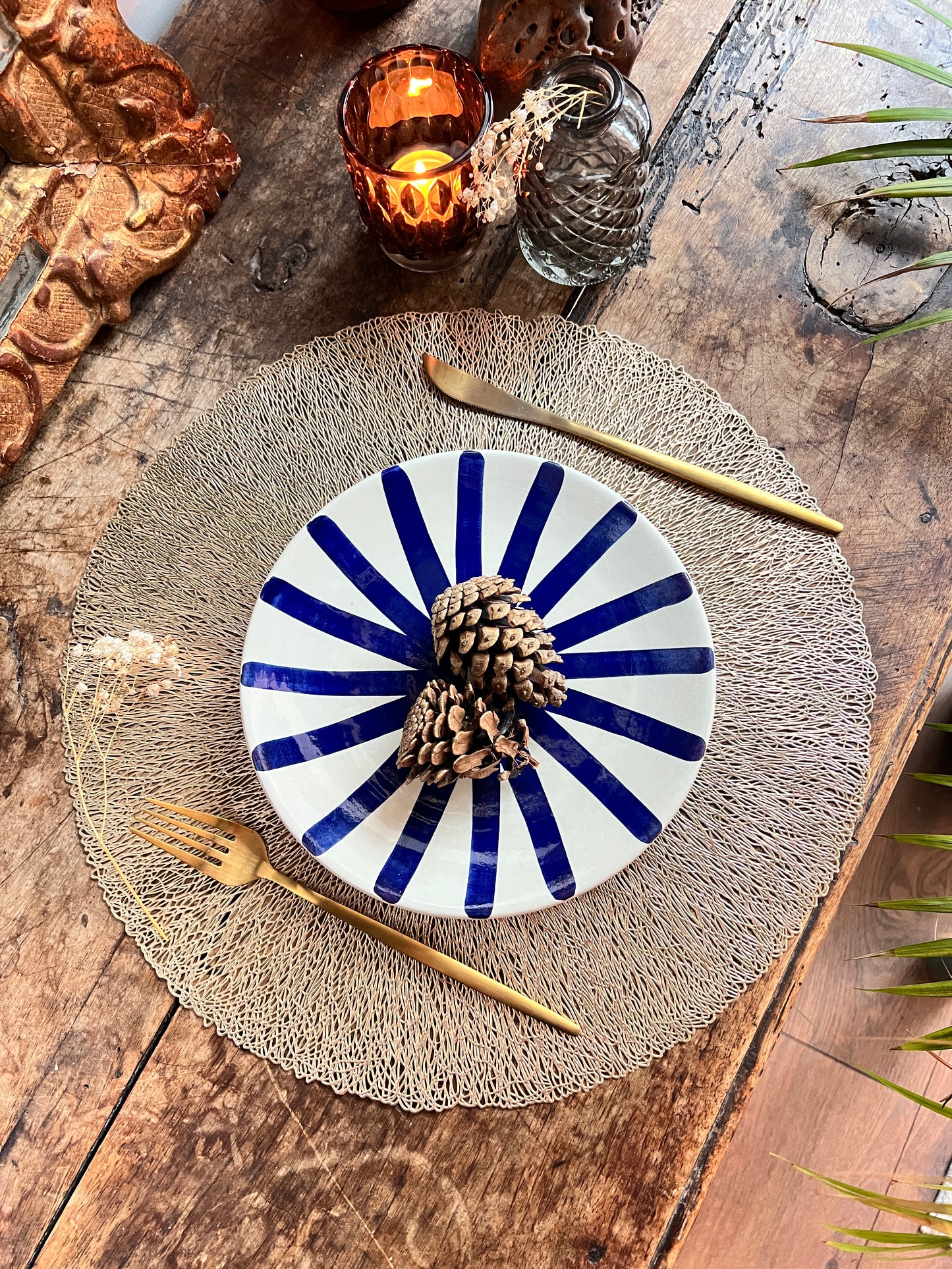 Petite assiette ronde peinte à la main