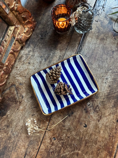 Petit plateau rectangulaire avec contour doré peint à la main