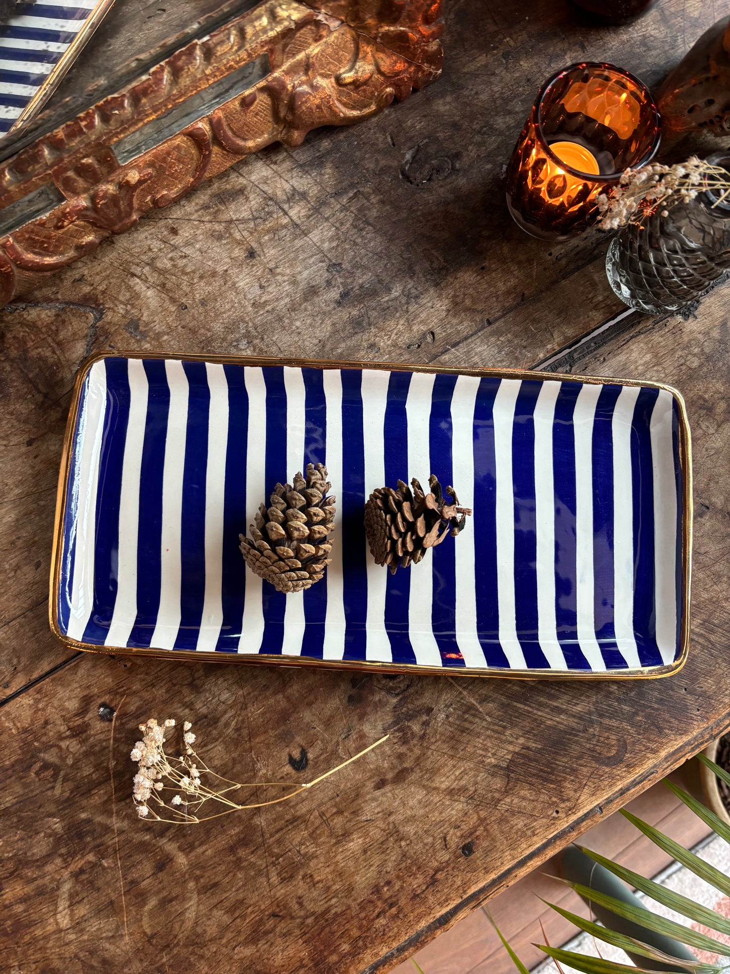 Plateau rectangulaire avec contour doré peint à la main